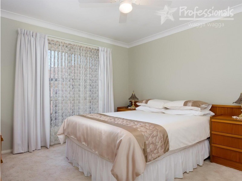 4 Tura Place, Glenfield Park NSW 2650