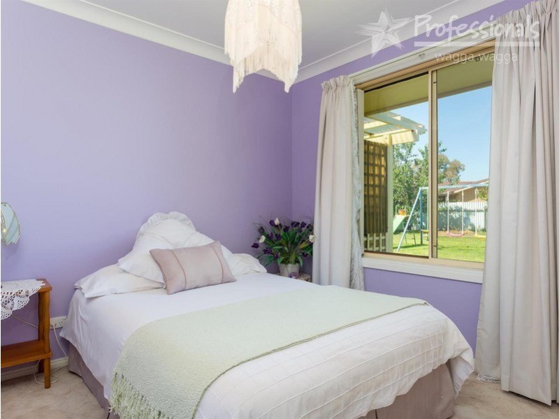 4 Tura Place, Glenfield Park NSW 2650
