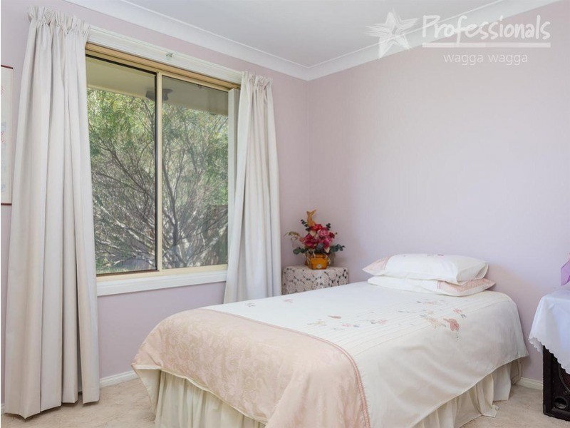 4 Tura Place, Glenfield Park NSW 2650