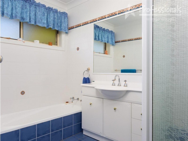 4 Tura Place, Glenfield Park NSW 2650