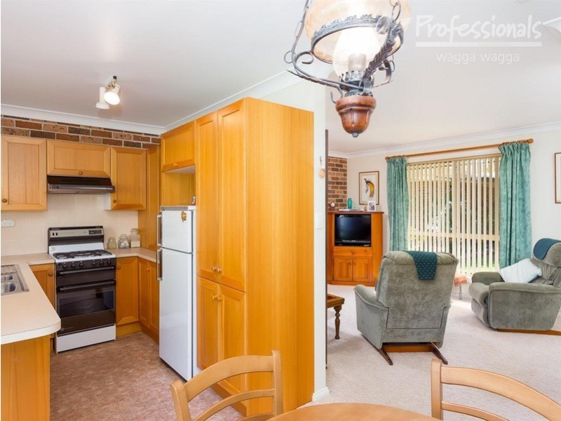 4 Tura Place, Glenfield Park NSW 2650