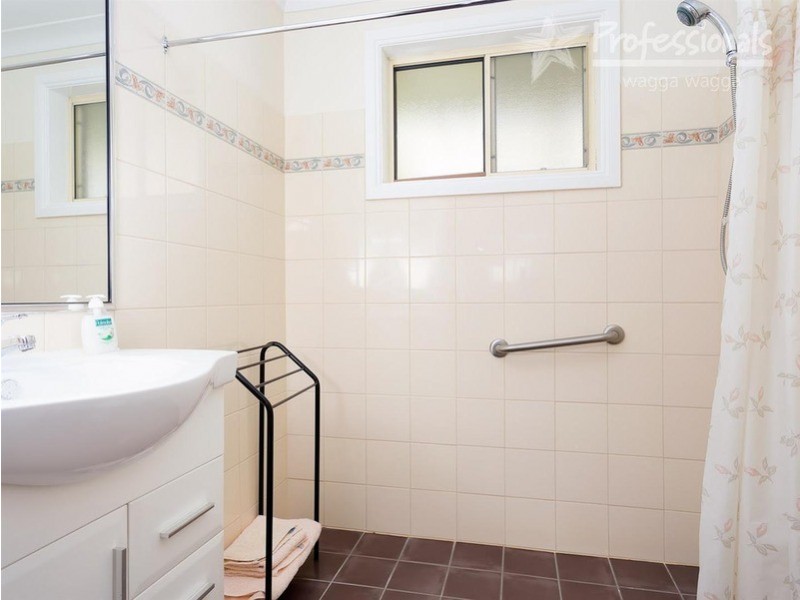 4 Tura Place, Glenfield Park NSW 2650