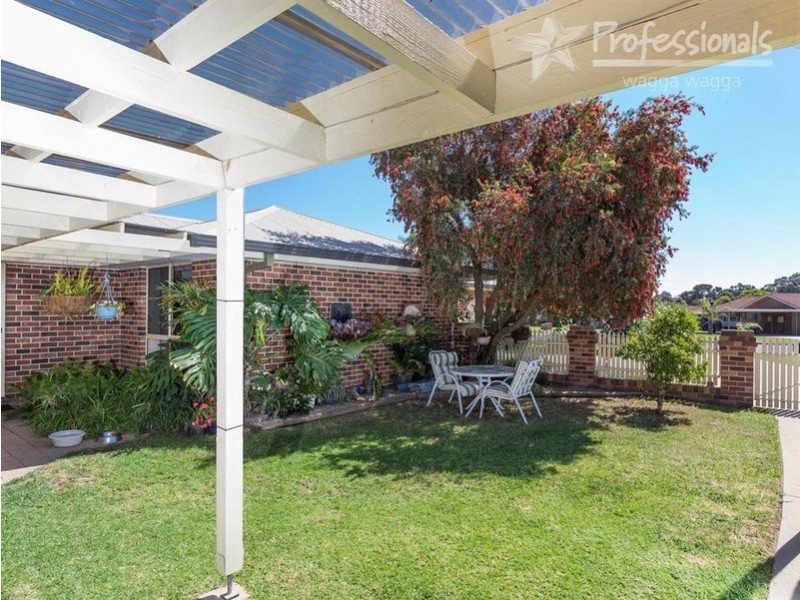 4 Tura Place, Glenfield Park NSW 2650