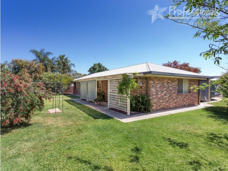 4 Tura Place, Glenfield Park NSW 2650