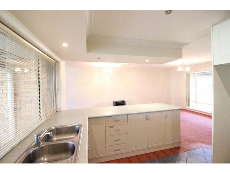 4 Walteela Avenue, Turvey Park NSW 2650