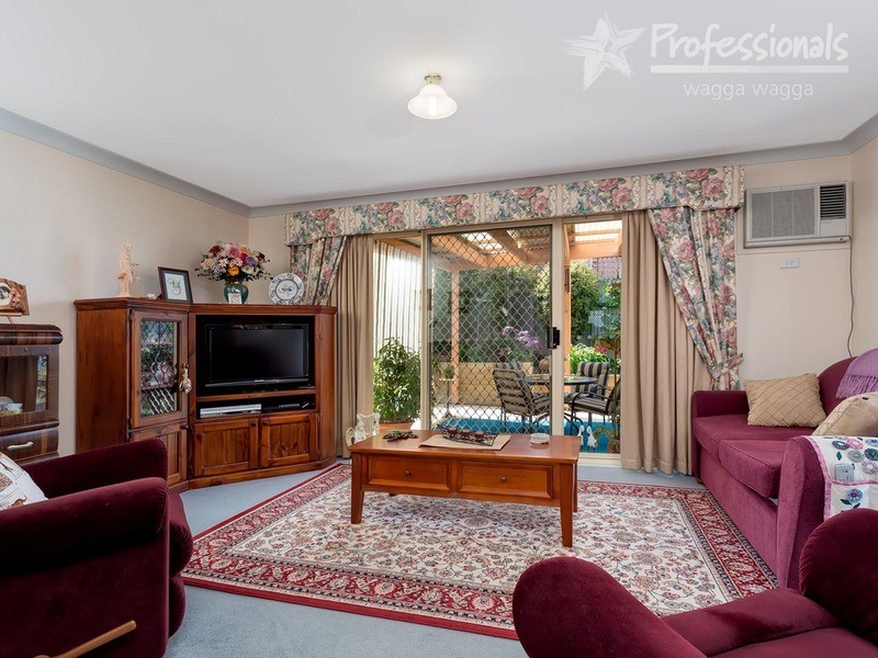 1/4 Minchin Place, Kooringal NSW 2650