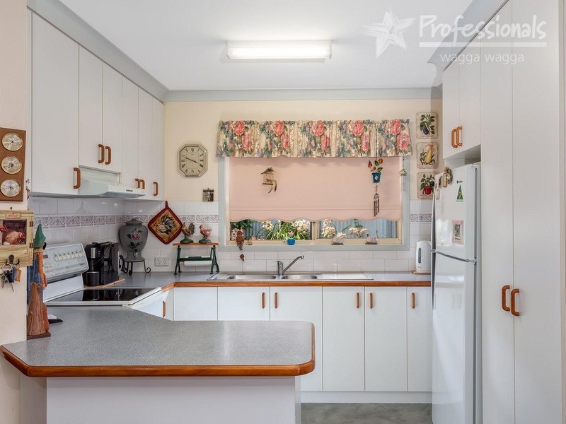 1/4 Minchin Place, Kooringal NSW 2650