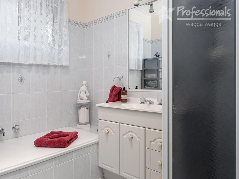 1/4 Minchin Place, Kooringal NSW 2650