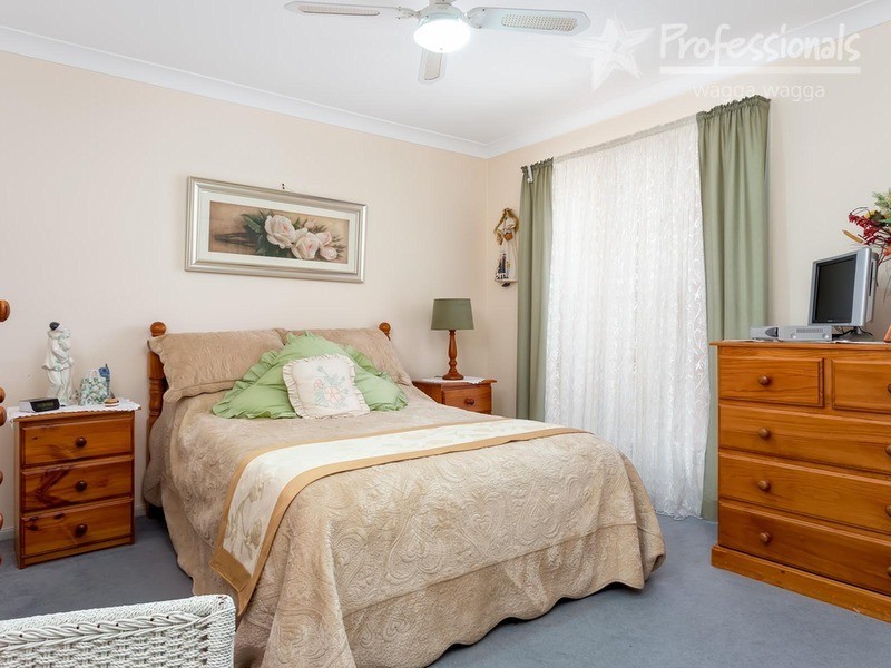 1/4 Minchin Place, Kooringal NSW 2650