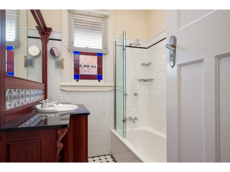 16 Lindsay Street, Turvey Park NSW 2650