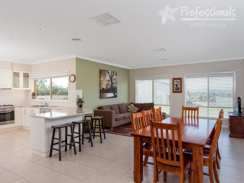 6 Kalmia Place, Springvale NSW 2650