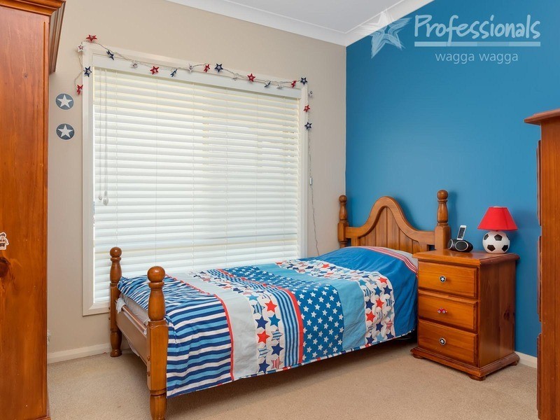 6 Kalmia Place, Springvale NSW 2650