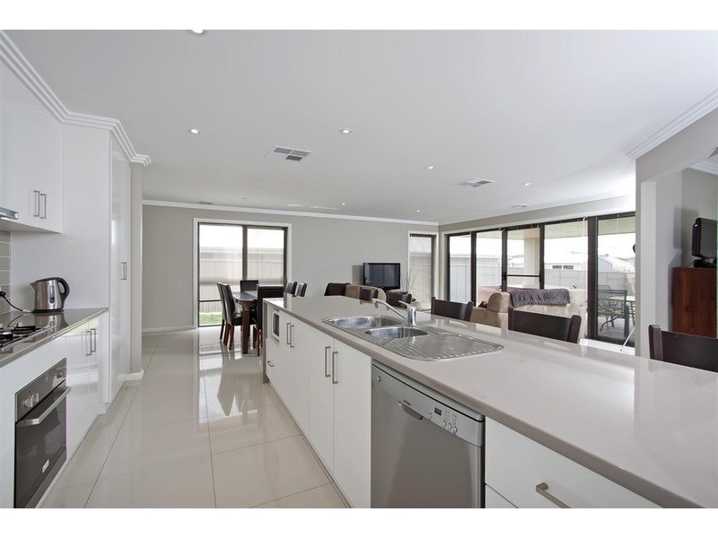 7 Warambee Street, Glenfield Park NSW 2650