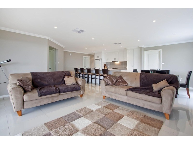 7 Warambee Street, Glenfield Park NSW 2650
