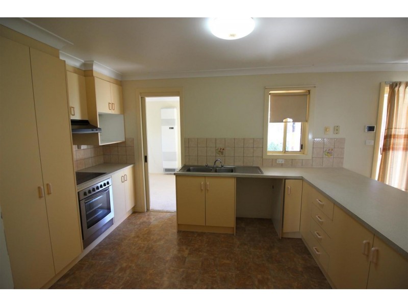 48 Dalman Parkway, Glenfield Park NSW 2650