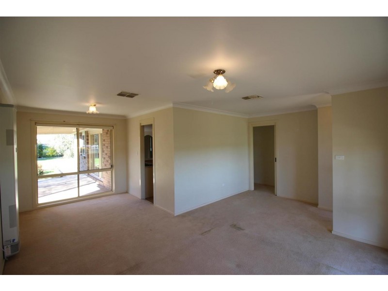 48 Dalman Parkway, Glenfield Park NSW 2650