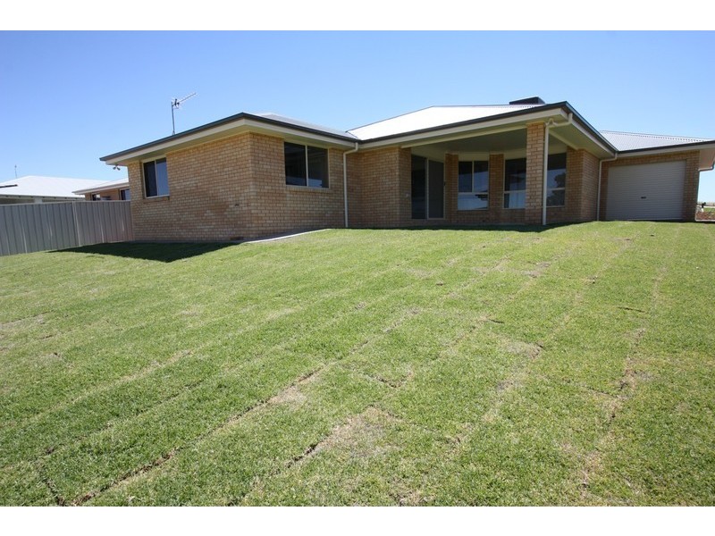 16 Samson Avenue, Wagga Wagga NSW 2650