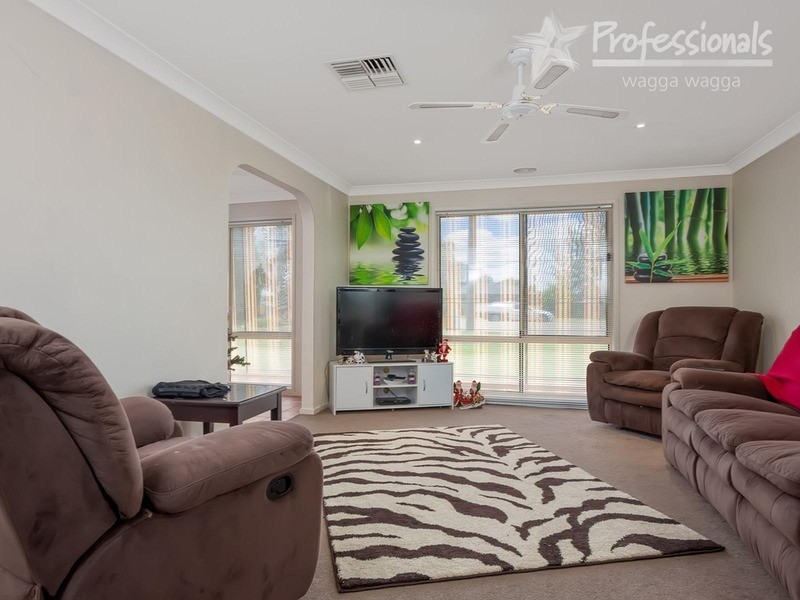 10 Clowes Place, Ashmont NSW 2650