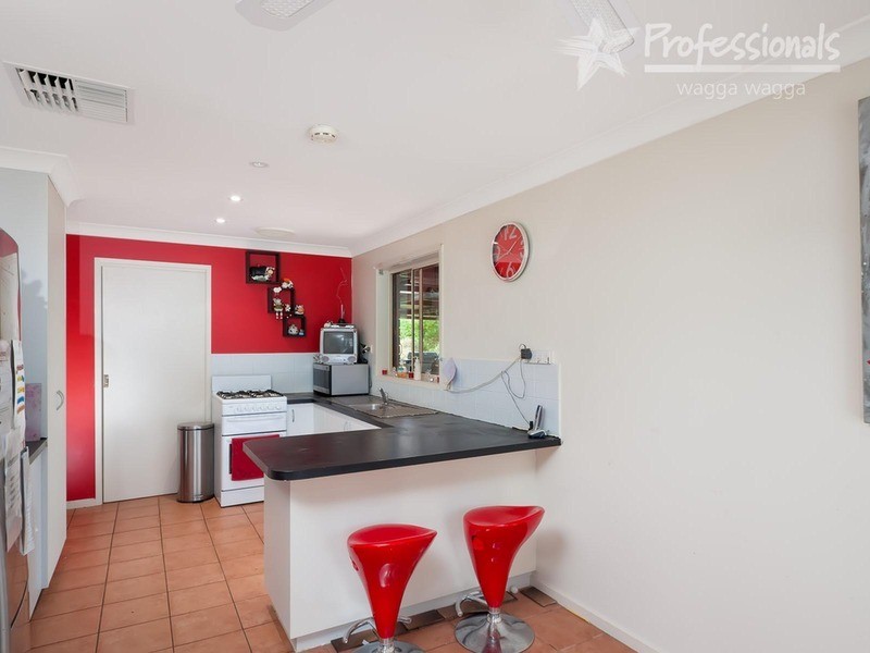 10 Clowes Place, Ashmont NSW 2650