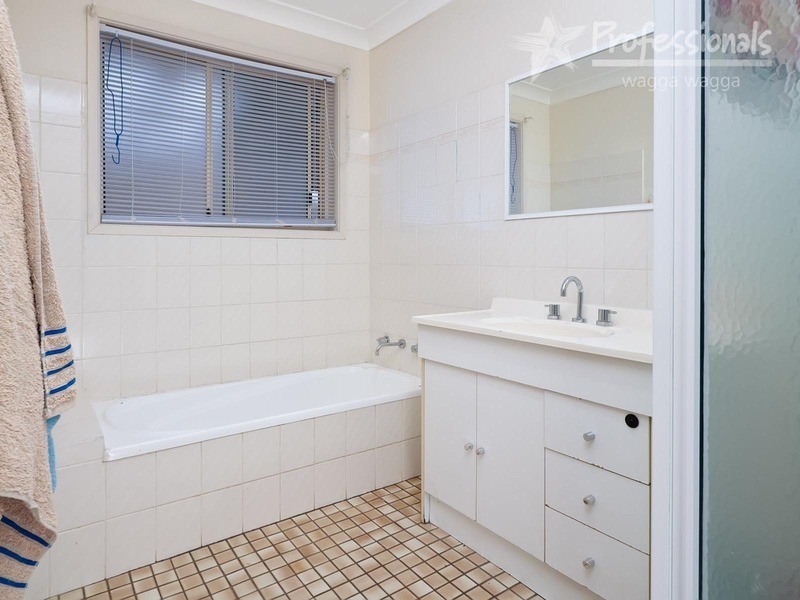 10 Clowes Place, Ashmont NSW 2650
