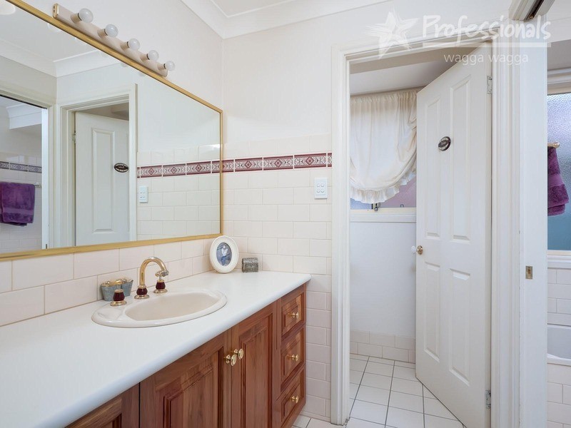 8 Bokara Place, Glenfield Park NSW 2650