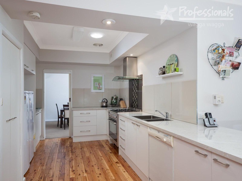 10 Coogan Street, Mount Austin NSW 2650