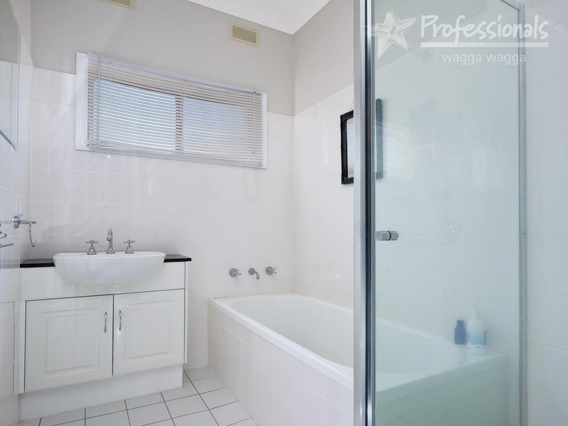 10 Coogan Street, Mount Austin NSW 2650