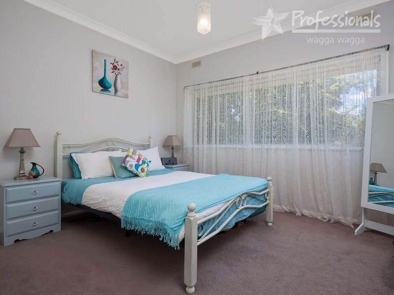 10 Coogan Street, Mount Austin NSW 2650