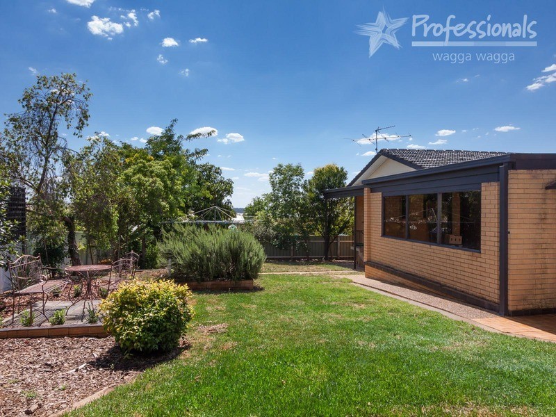 10 Coogan Street, Mount Austin NSW 2650