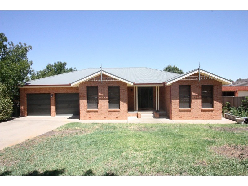 8 Galleon  Place, Wagga Wagga NSW 2650
