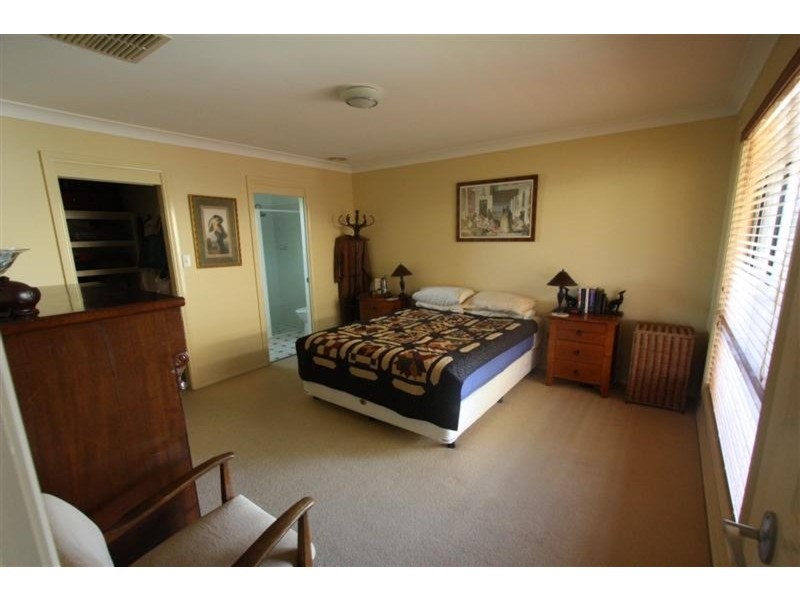 8 Galleon  Place, Wagga Wagga NSW 2650