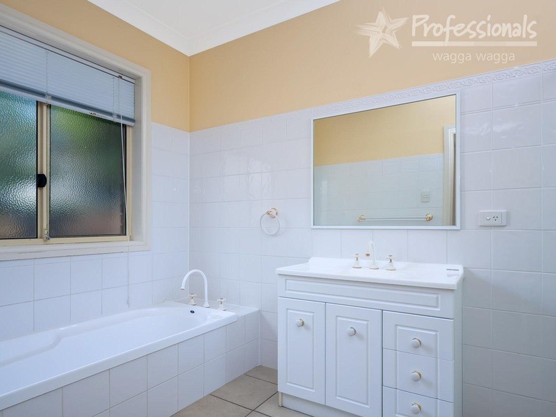 42 Bourkelands Drive, Bourkelands NSW 2650