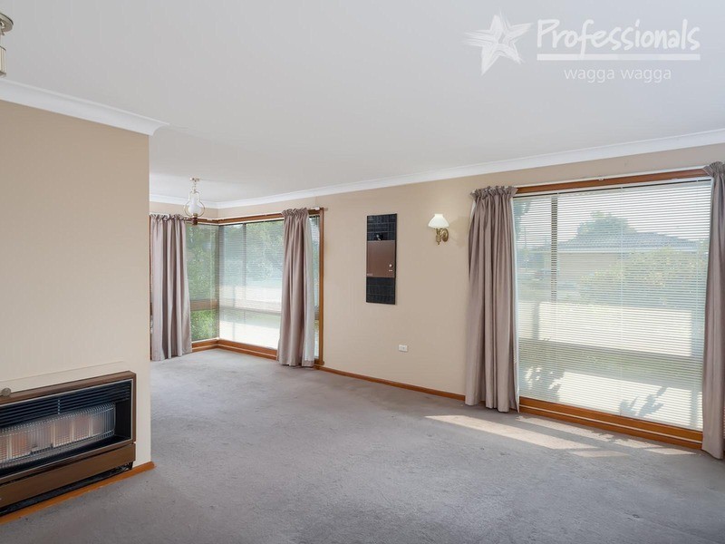 30 Geneva Crescent, Lake Albert NSW 2650