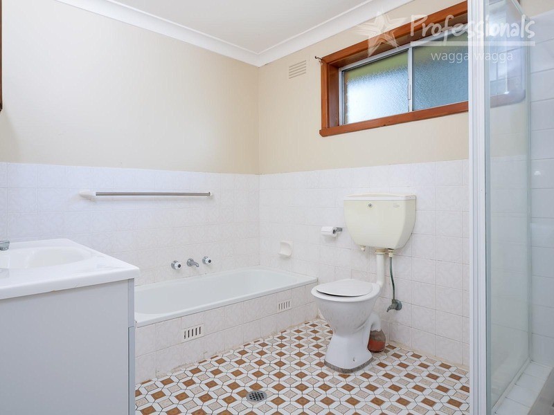 30 Geneva Crescent, Lake Albert NSW 2650