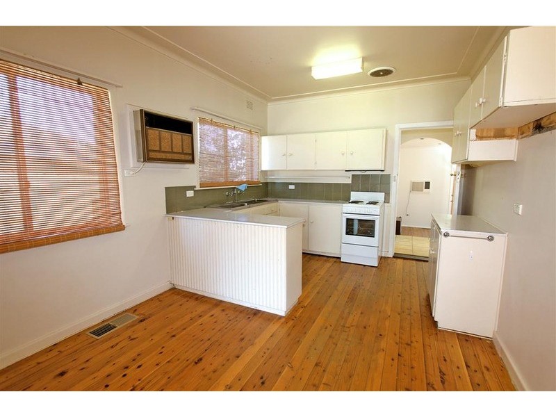 11 White Avenue, Kooringal NSW 2650