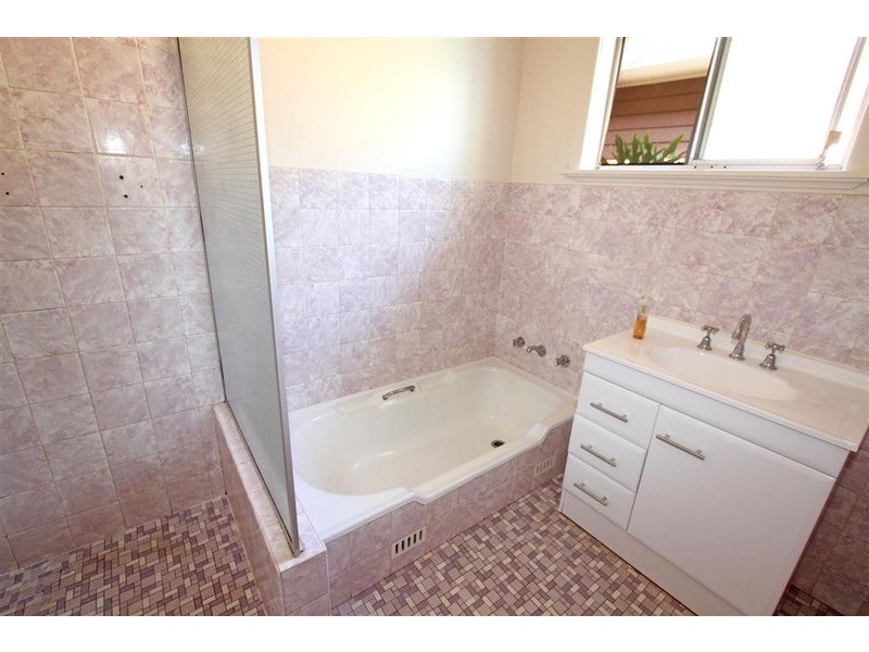 11 White Avenue, Kooringal NSW 2650