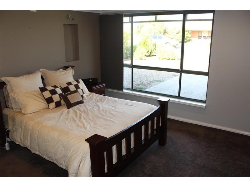 1 Goborra Street, Glenfield Park NSW 2650