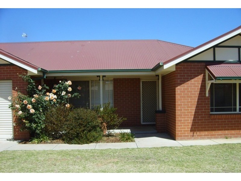 1/2 Bamarook Crescent, Wagga Wagga NSW 2650