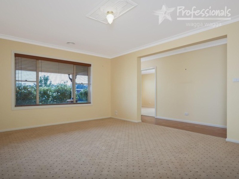 42 Bourkelands Drive, Wagga Wagga NSW 2650