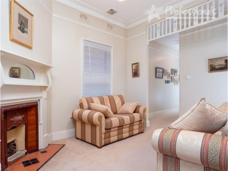 37 Thorne Street, Wagga Wagga NSW 2650