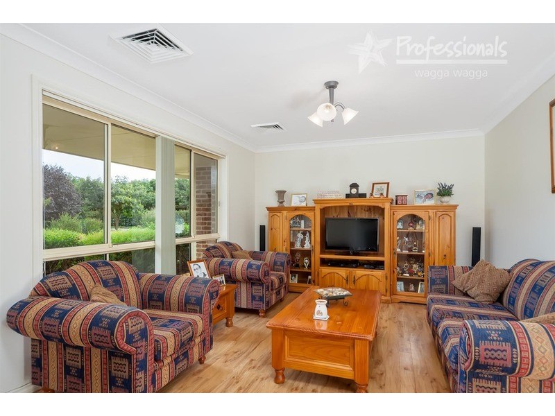 8 Ironbark Place, Springvale NSW 2650