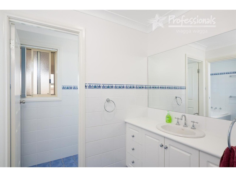 8 Ironbark Place, Springvale NSW 2650