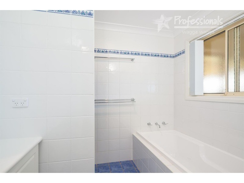 8 Ironbark Place, Springvale NSW 2650