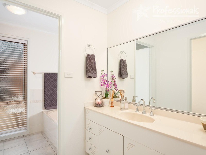 1 Clipper  Way, Estella NSW 2650