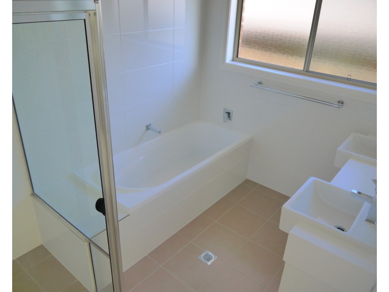 72 Kaloona Drive, Bourkelands NSW 2650