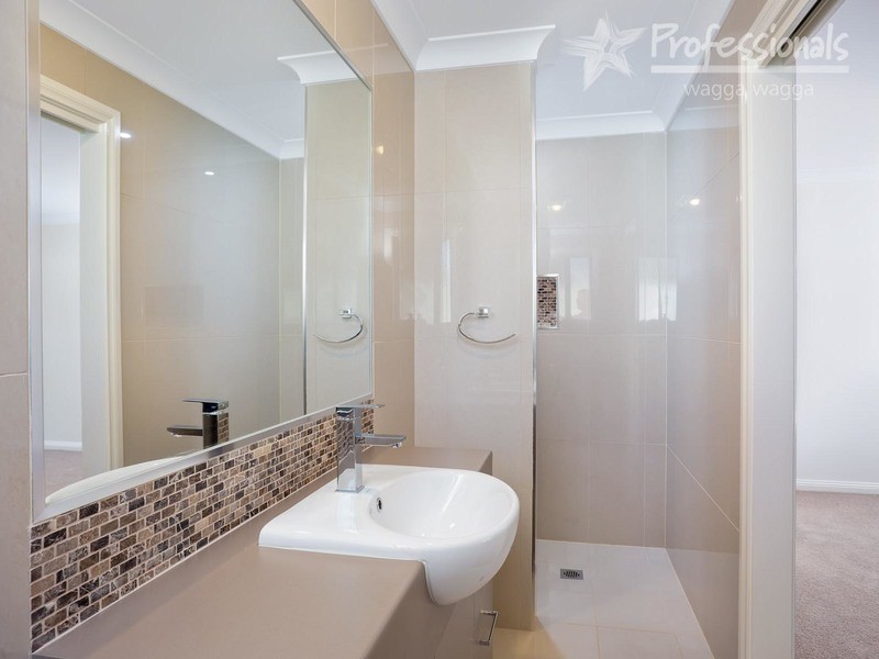 2/63 Bourke Street, Turvey Park NSW 2650