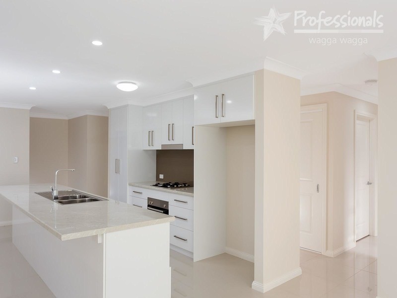 2/63 Bourke Street, Turvey Park NSW 2650