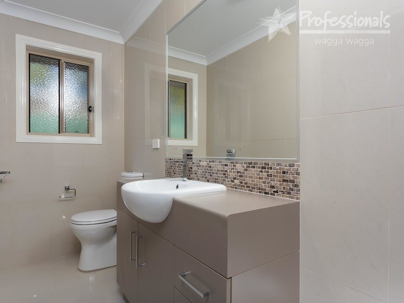 2/63 Bourke Street, Turvey Park NSW 2650