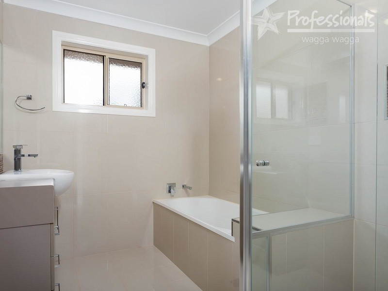 2/63 Bourke Street, Turvey Park NSW 2650