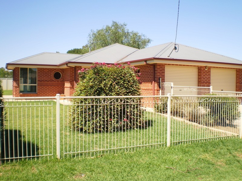 32 Lake Street, Lake Albert NSW 2650